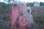 Bild på rosamålat objekt vid Bofors med text "Sluta döda" 
