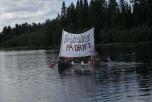 Bild på kanoter med banderoll "Neutralitet på drift" i Lule älv