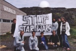 Gruppbild framför Vardöbasen med en banderoll: "Stop Star Wars".