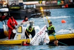 Bild på ofogsimmerskor som blir upplockade ur vattnet av nationella instatsstyrkan.
