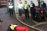 Bild på die-in och manifestation utanför Saab i Mölndal.