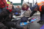 Bild på ofogaktivister som blockerar kärnvapenbasen i Aldermaston.