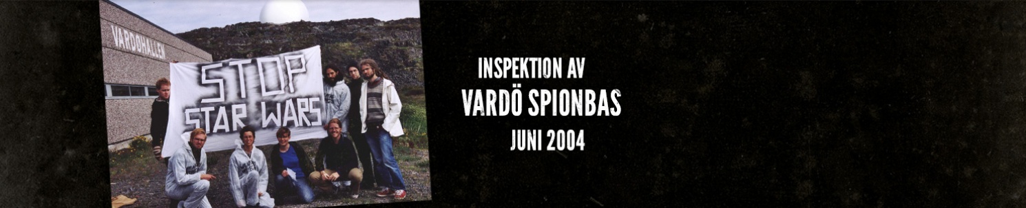 Gruppbild framför Vardö spionbas, och en banner med texten "Stop Star Wars"